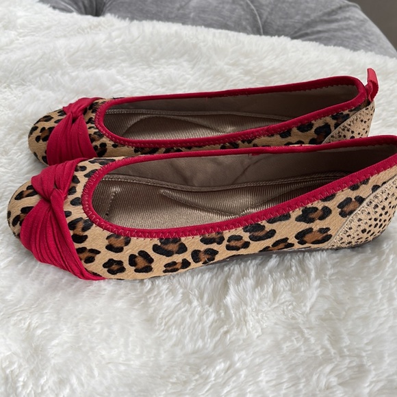 DKNY Leopard Ballerina Flats with Red Trim - Picture 2 of 7